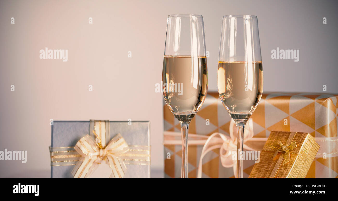 Confezioni regalo con champagne flauti Foto Stock