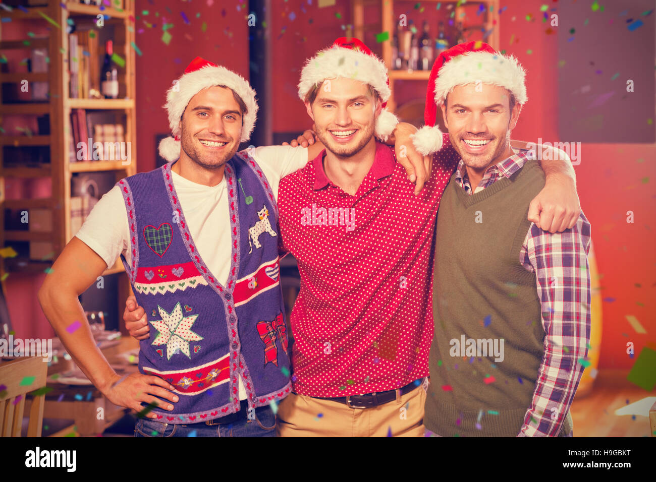 Immagine composita del ritratto di amici con cappelli di Natale Foto Stock