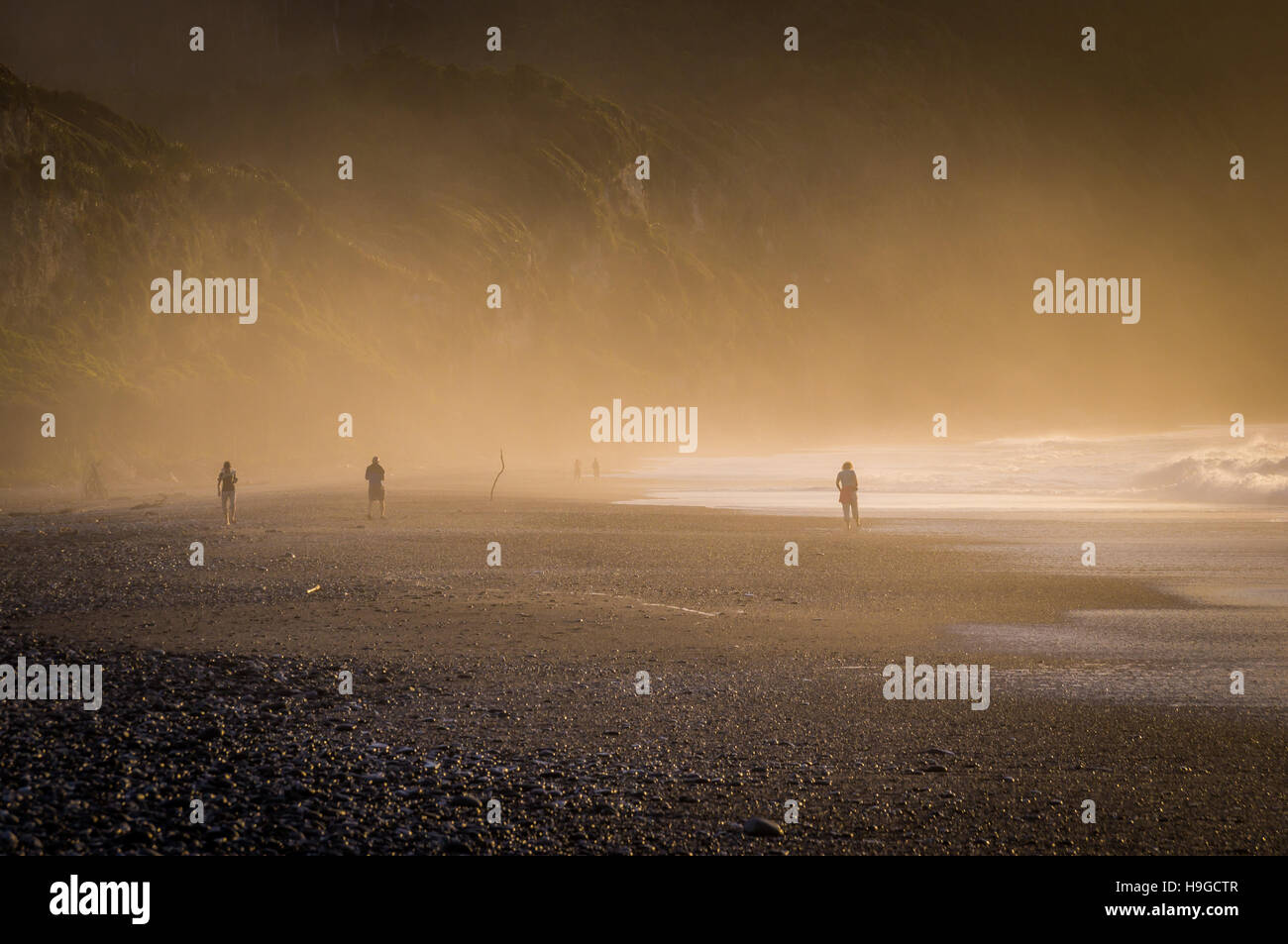 Tramonto al Misty Pebble Beach in Nuova Zelanda Foto Stock