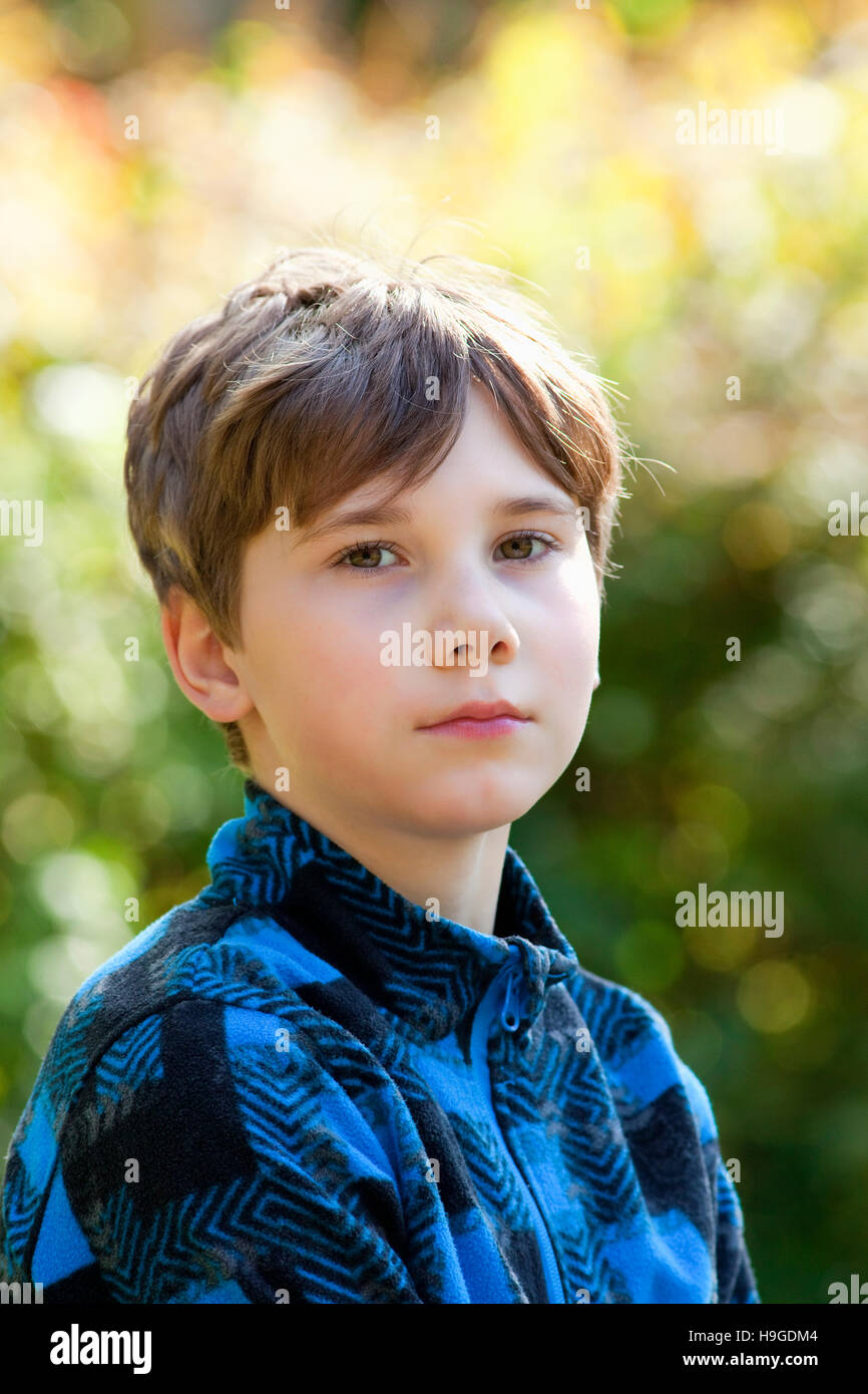 Ritratto di un ragazzo con capelli castani all'aperto Foto Stock