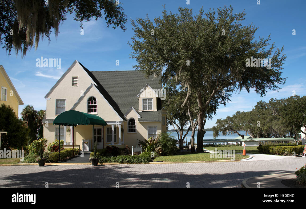 Grande albergo con sullo sfondo di un lago - Casa che si affaccia sul Lago di Dora Florida USA Foto Stock