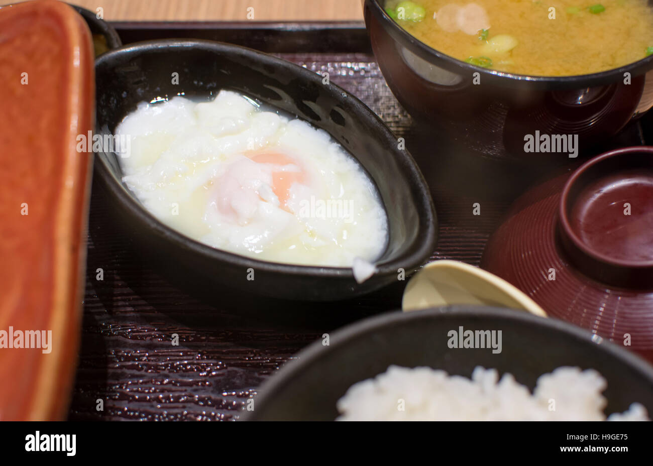 Giapponese uovo cotto servita nella ciotola di legno Foto Stock