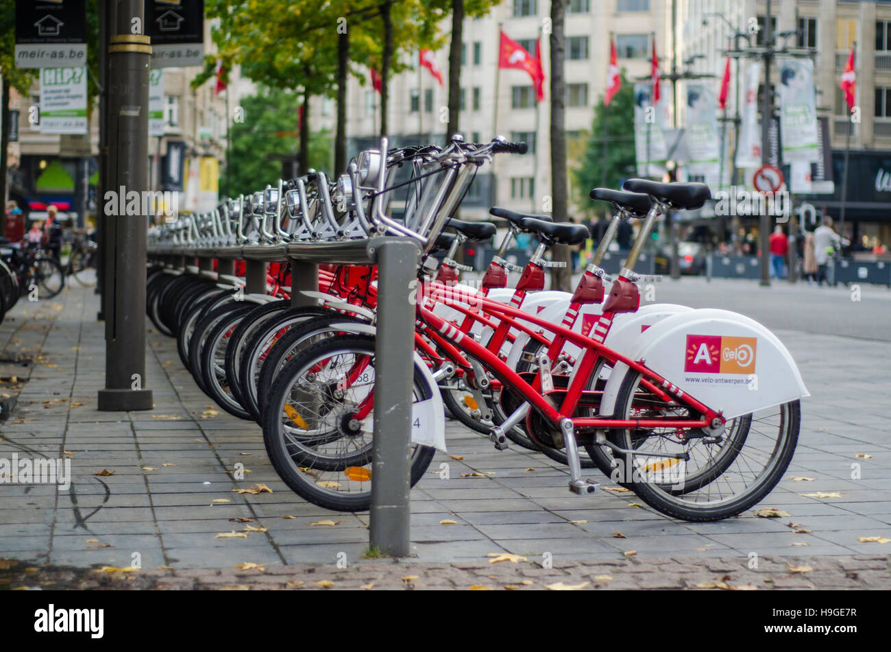 Anversa, Belgio, 21 ottobre 2016: Il parcheggio per le biciclette in affitto ad Anversa Foto Stock