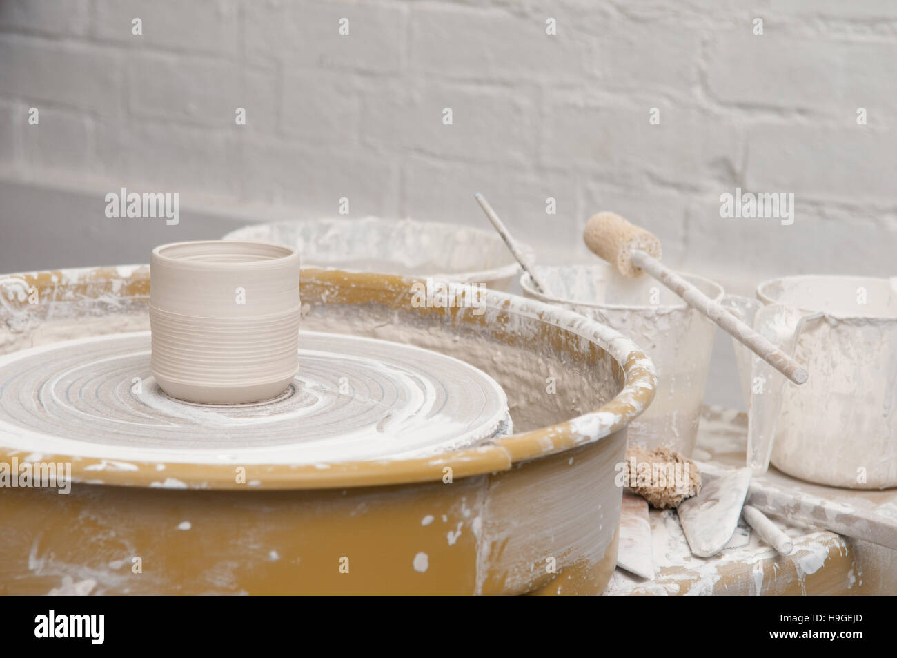 Ruota di ceramiche e strumenti creativi Foto Stock