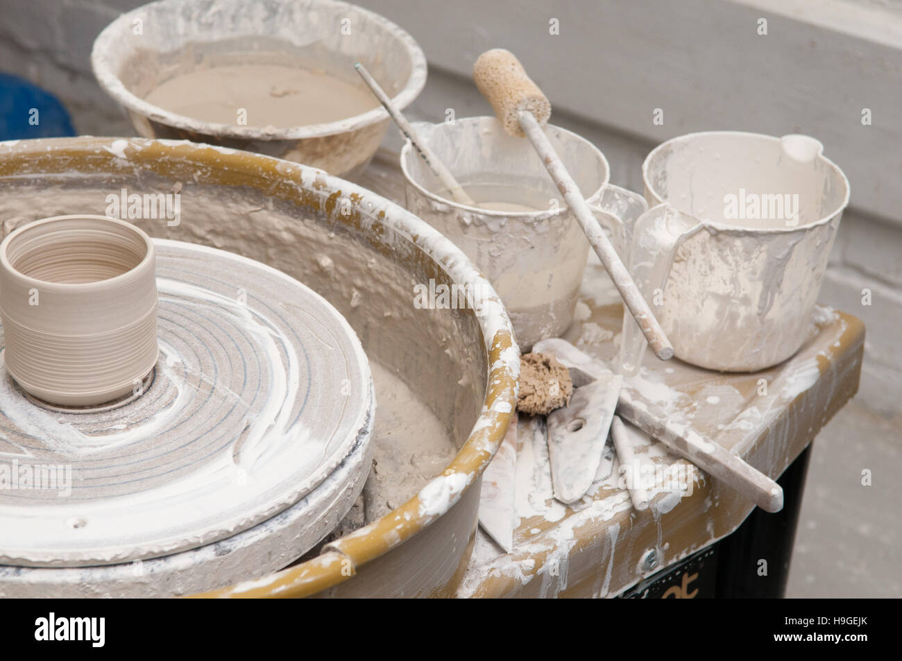 Ruota di ceramiche e strumenti creativi Foto Stock