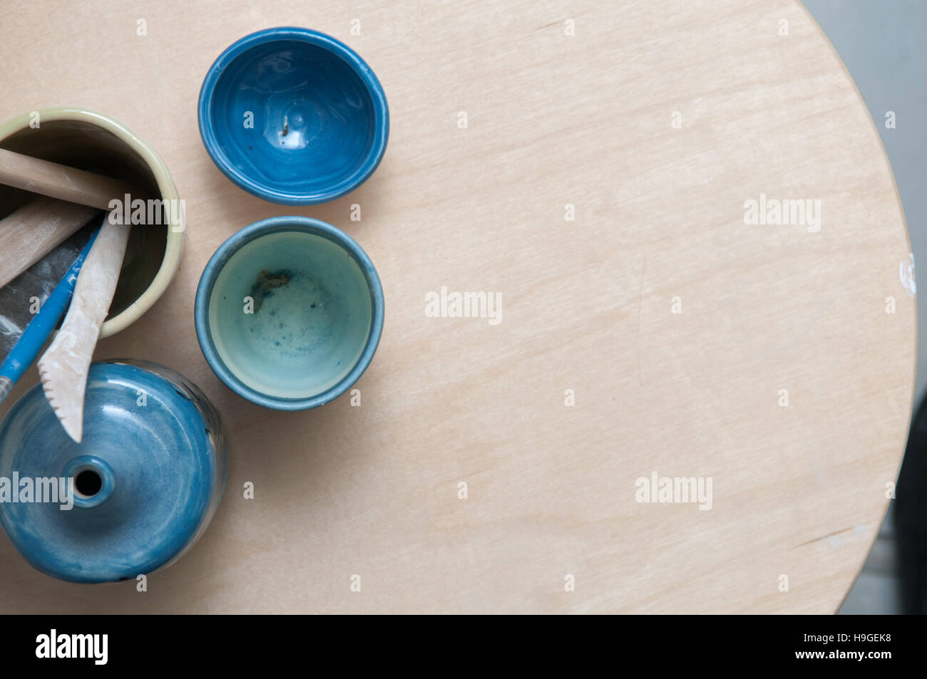 Fatto a mano in ceramica prodotti displaye su un tavolo di legno è vista dal di sopra Foto Stock