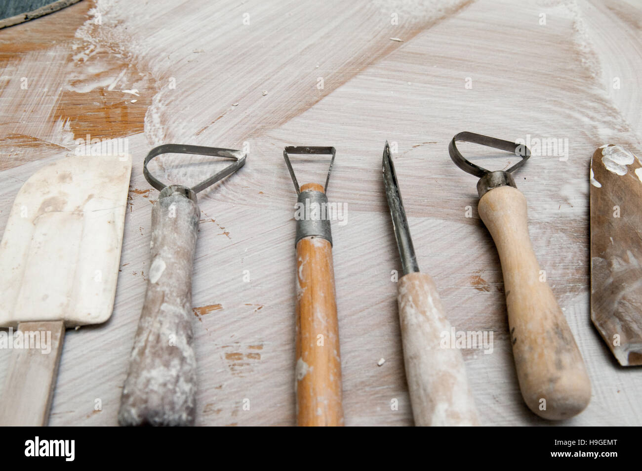 Strumenti di lavoro in un confuso laboratorio di ceramica, vista aerea Foto Stock