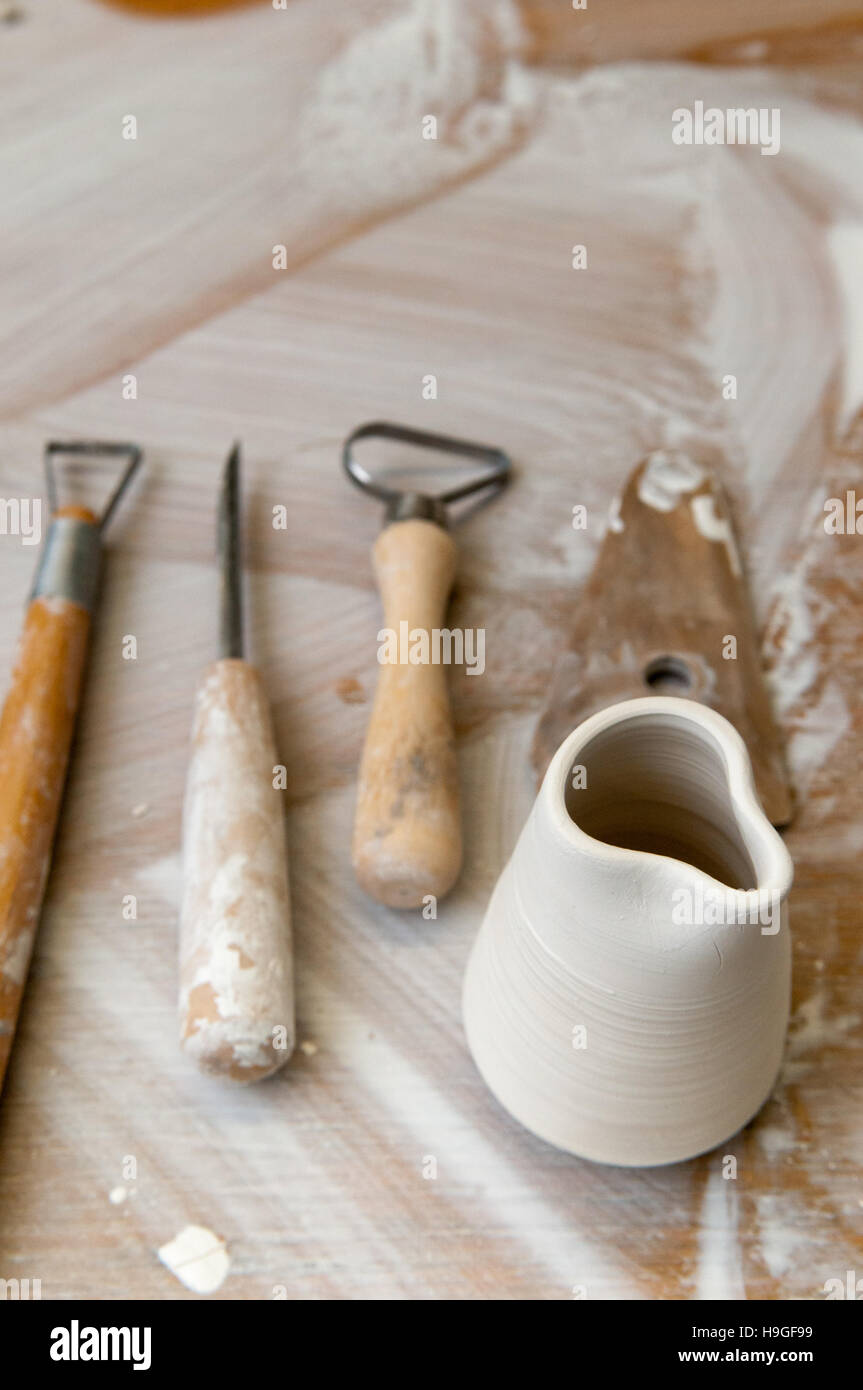 Strumenti di lavoro in un confuso laboratorio di ceramica, vista aerea Foto Stock