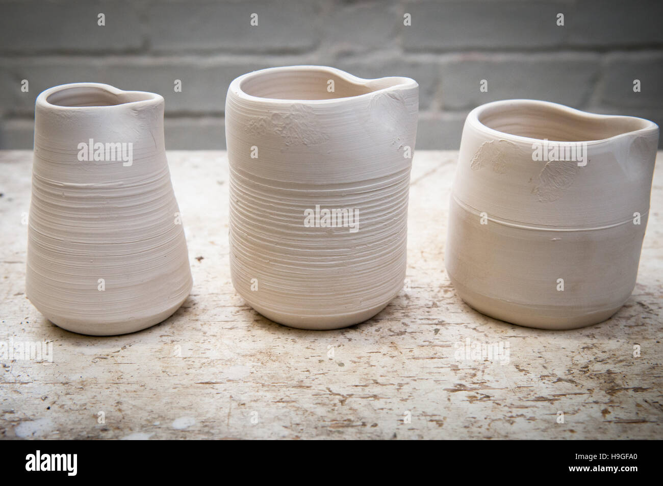 Fatto a mano vasi di ceramica in studio in luce naturale Foto Stock