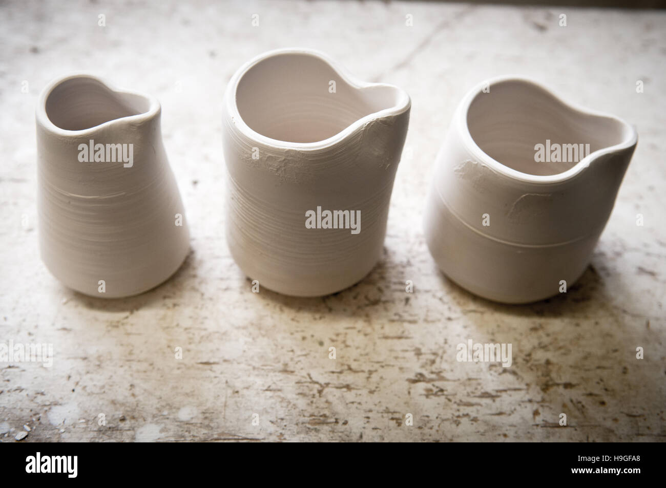 Fatto a mano vasi di ceramica in studio in luce naturale Foto Stock