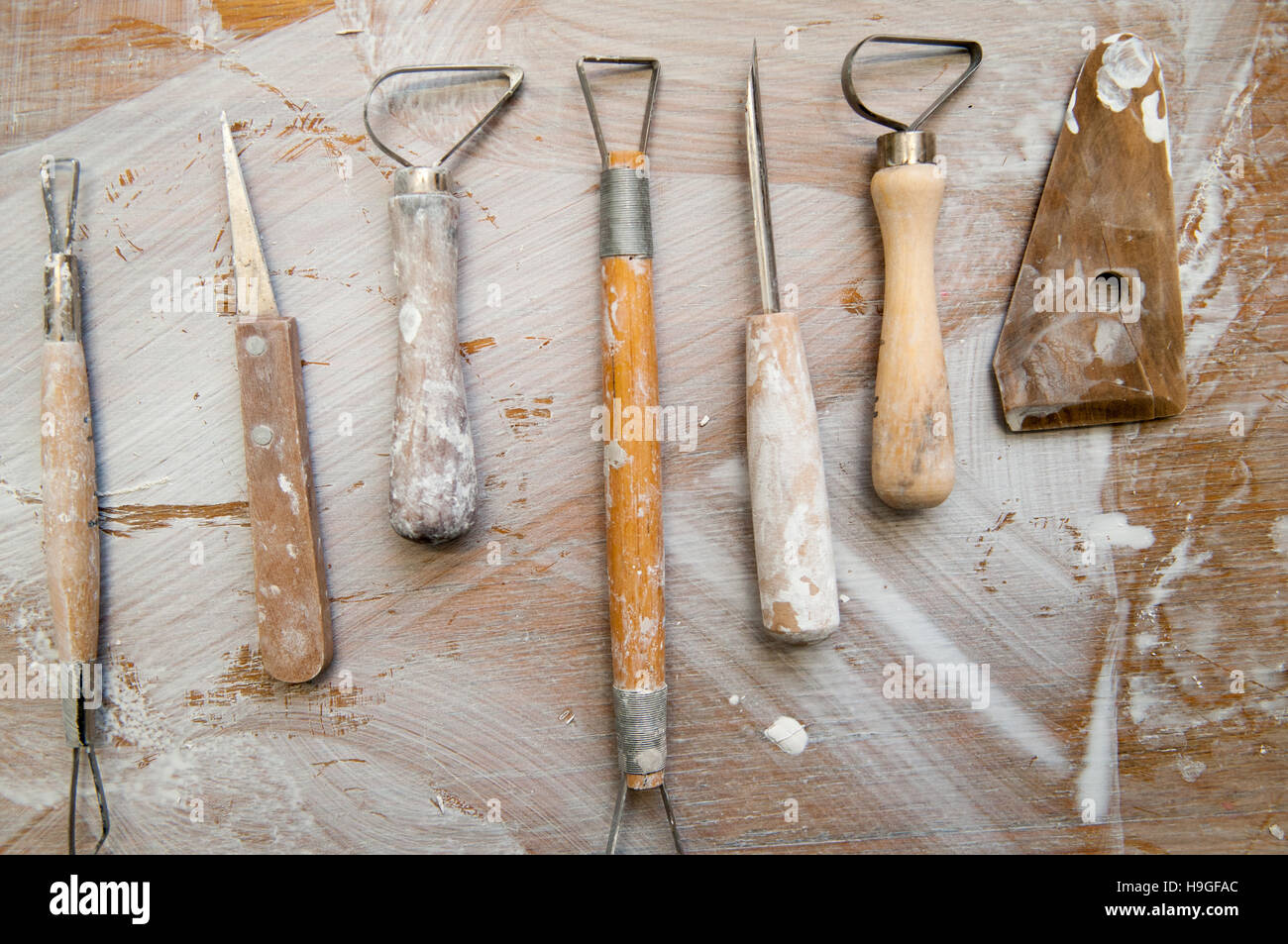 Strumenti di lavoro in un confuso laboratorio di ceramica, vista aerea Foto Stock