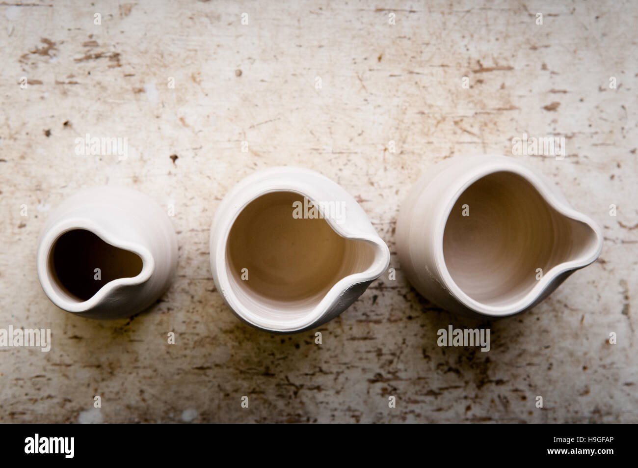 Pentole di creta in una fila è vista dal di sopra Foto Stock