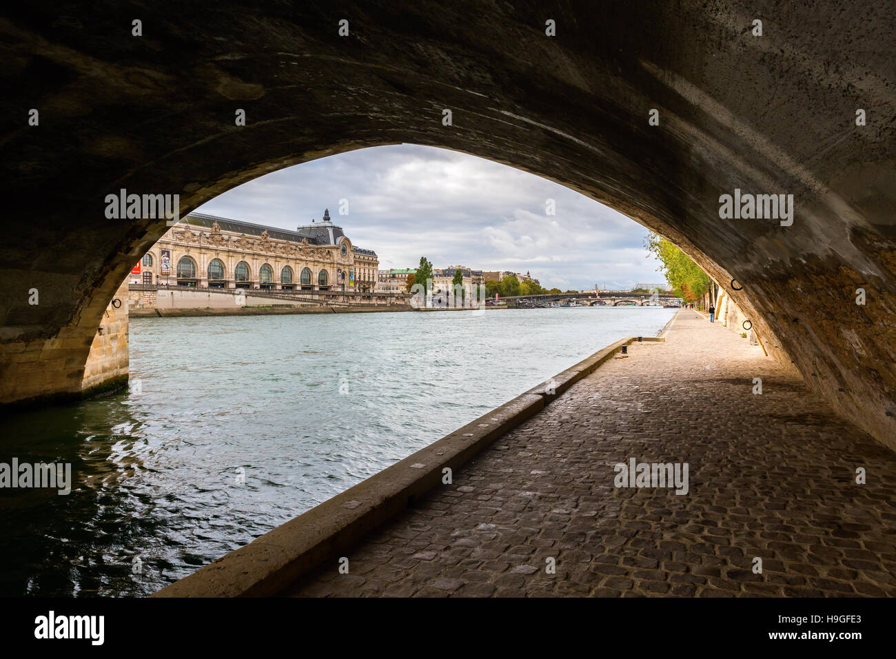 Sottopassaggio di un ponte di Senna a Parigi, Francia Foto Stock