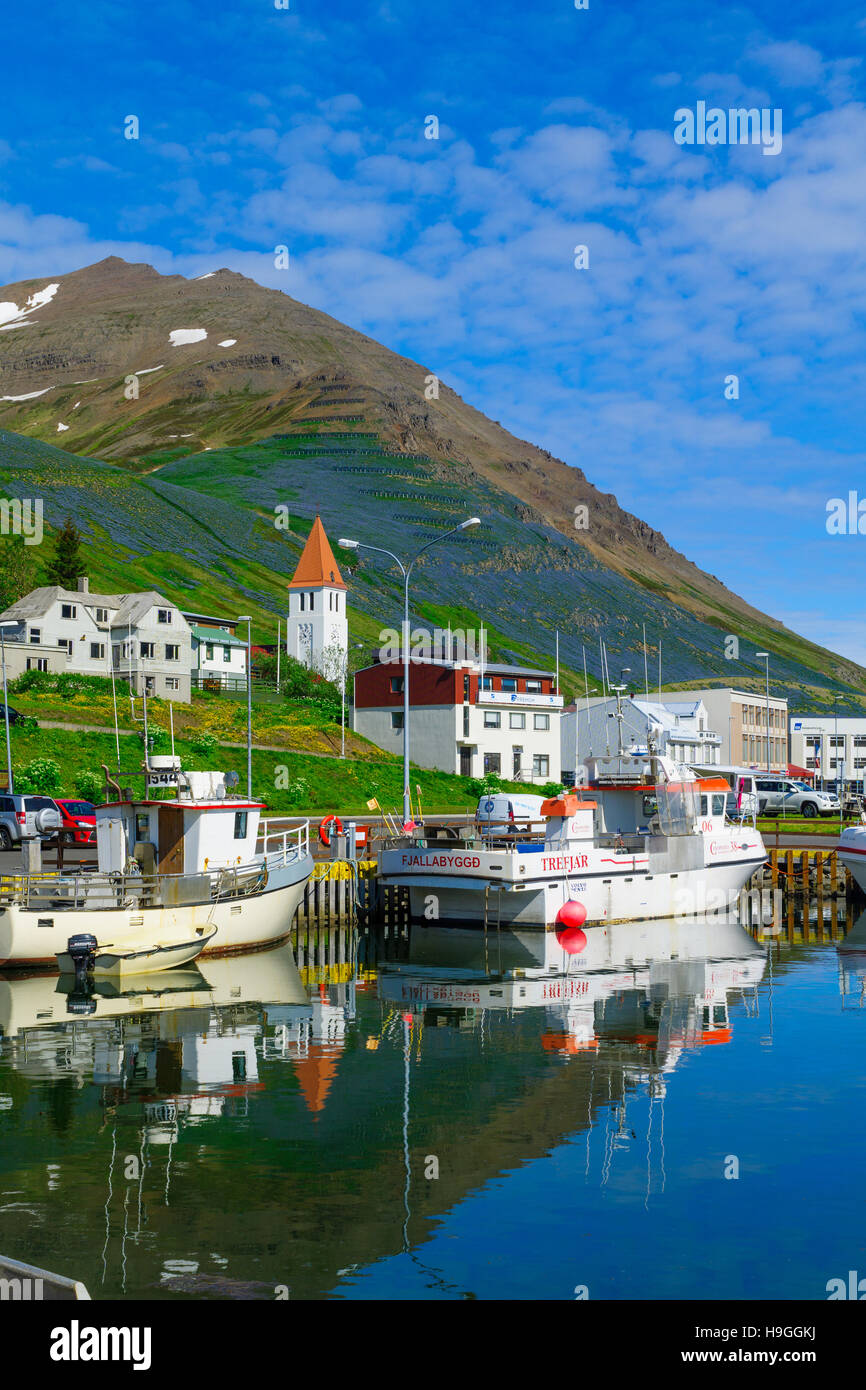 Siglufjörður Affitto, Islanda - 18 giugno 2016: vista del porto di pesca e città in Siglufjörður Affitto, il nord dell'Islanda Foto Stock