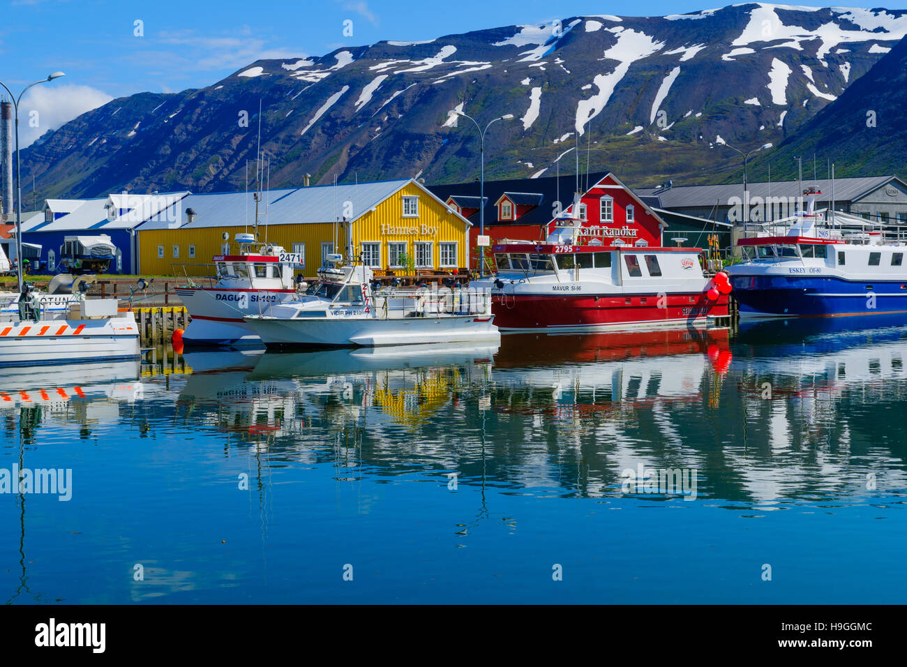 Siglufjörður Affitto, Islanda - 18 giugno 2016: vista del porto di pesca e città in Siglufjörður Affitto, il nord dell'Islanda Foto Stock
