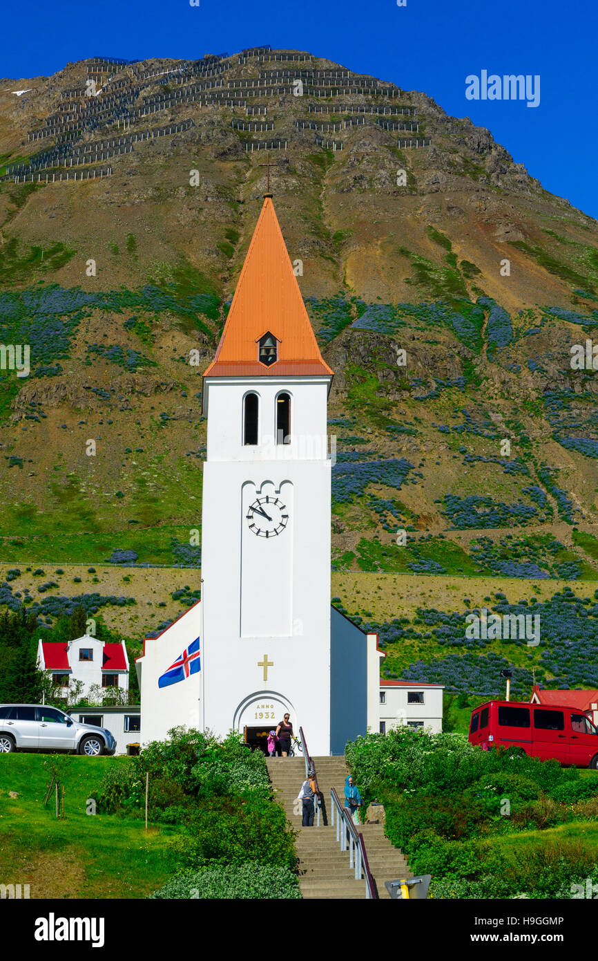 Siglufjörður Affitto, Islanda - 18 giugno 2016: vista della chiesa, con la gente del posto e turisti, in Siglufjörður Affitto, il nord dell'Islanda Foto Stock