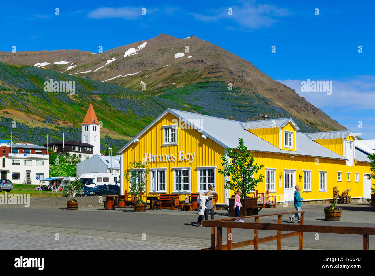 Siglufjörður Affitto, Islanda - 18 giugno 2016: vista sulla città, con la gente del posto e turisti, in Siglufjörður Affitto, il nord dell'Islanda Foto Stock