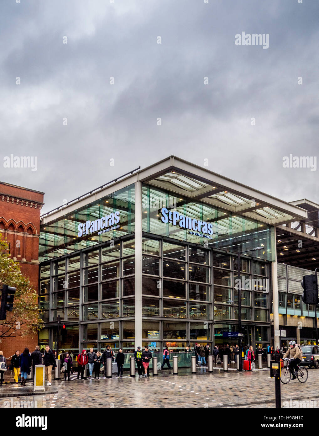 Dalla stazione ferroviaria internazionale di St Pancras. Moderne estensione in vetro per edificio originale, Londra, Regno Unito. Foto Stock