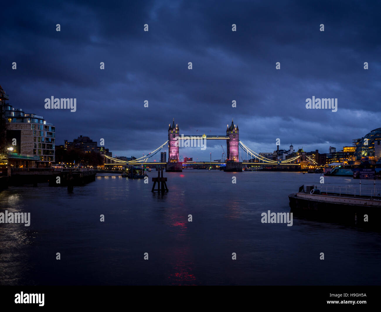 Il Tower Bridge sul fiume Tamigi all'imbrunire, Londra, Regno Unito. Foto Stock