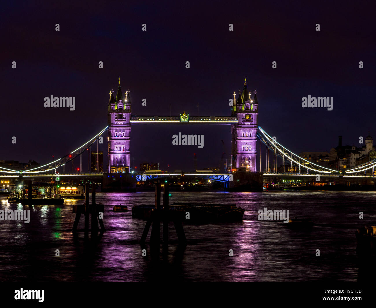 Il Tower Bridge sul fiume Tamigi all'imbrunire, Londra, Regno Unito. Foto Stock