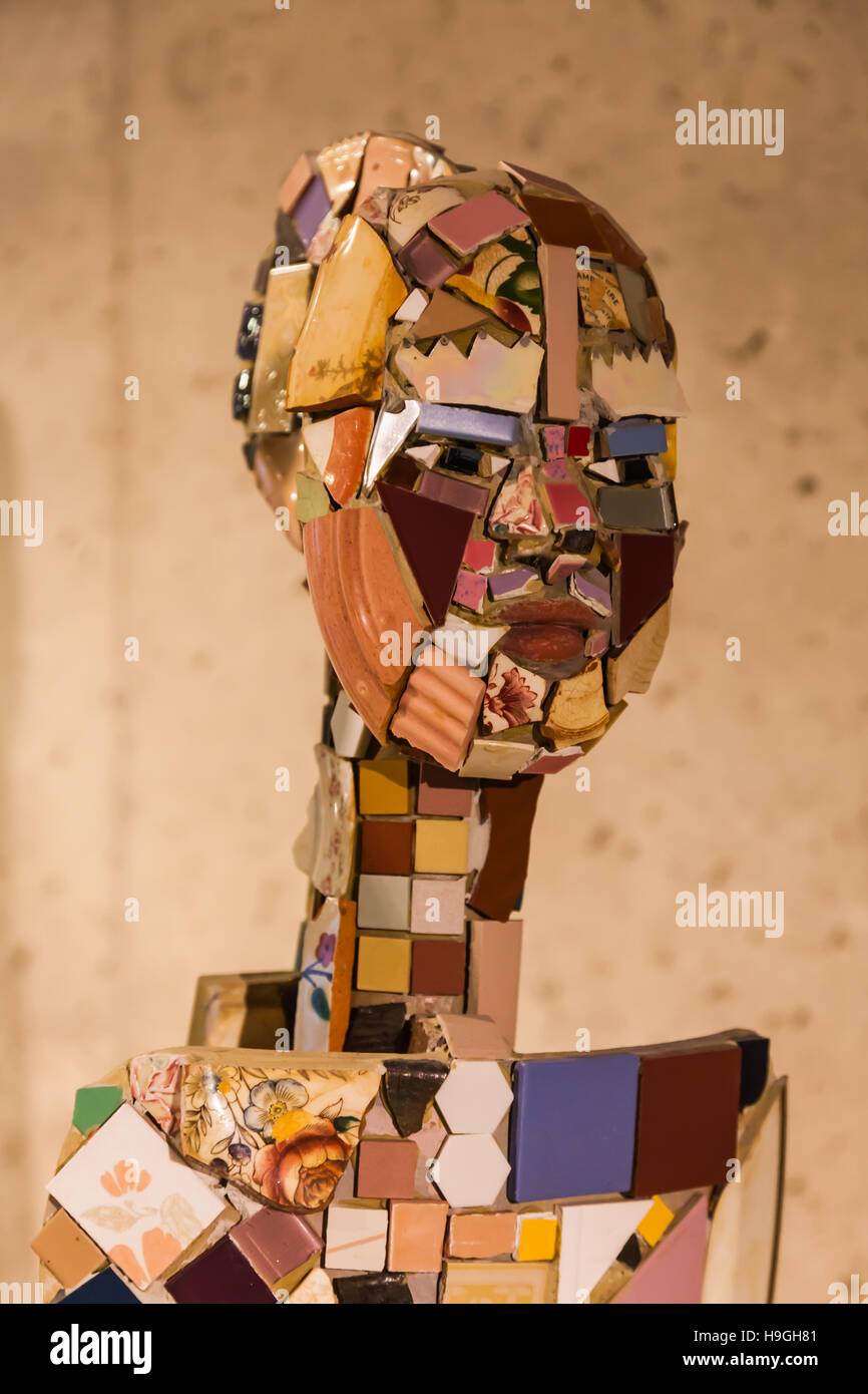 Sembianza umana creata da cocci rotti e frammenti Foto Stock