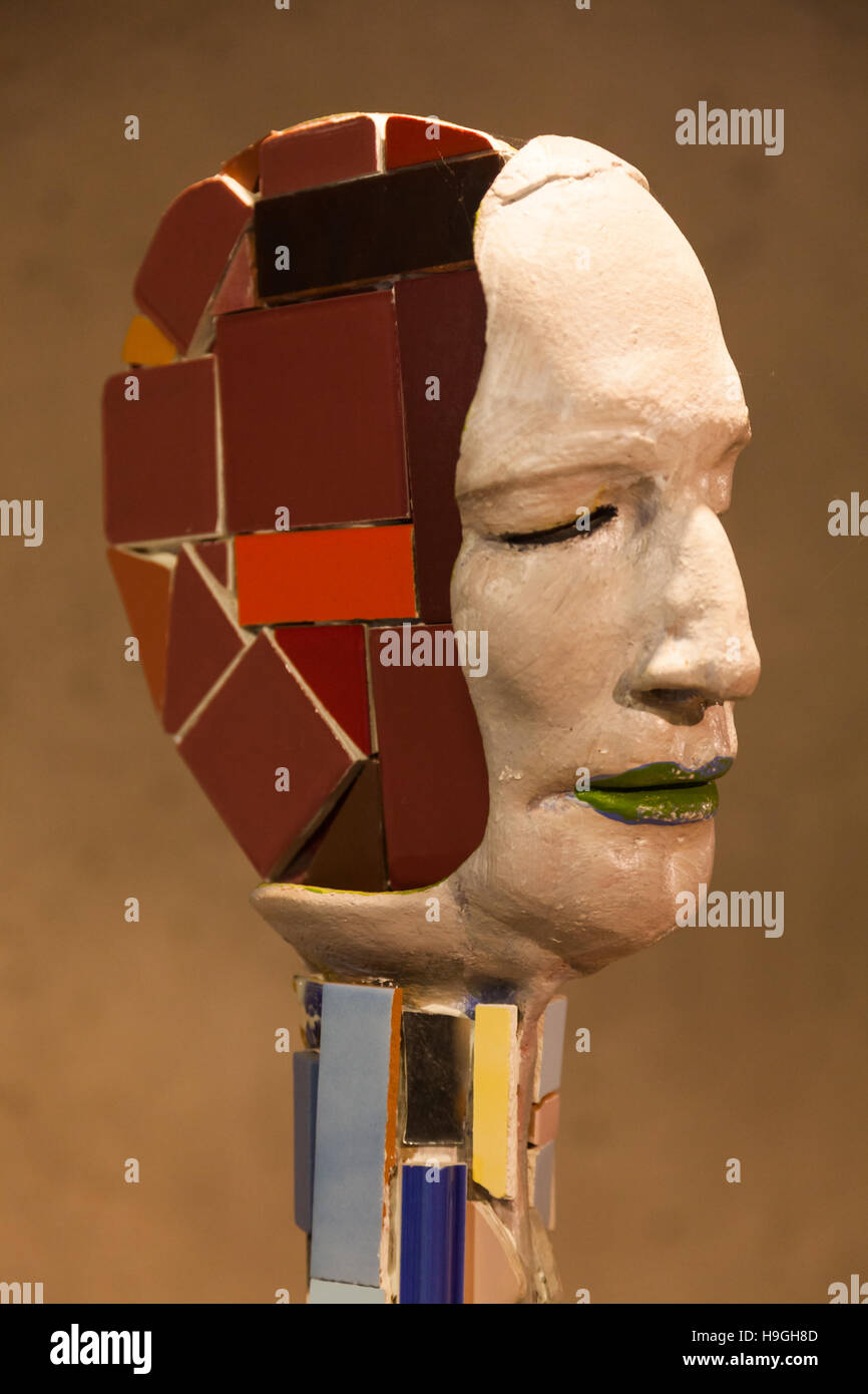 Sembianza umana creata da cocci rotti e frammenti Foto Stock