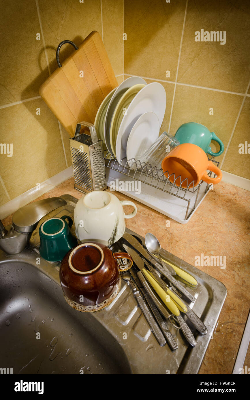 Griglia di asciugatura con piatti puliti sopra il lavandino in cucina Foto  stock - Alamy