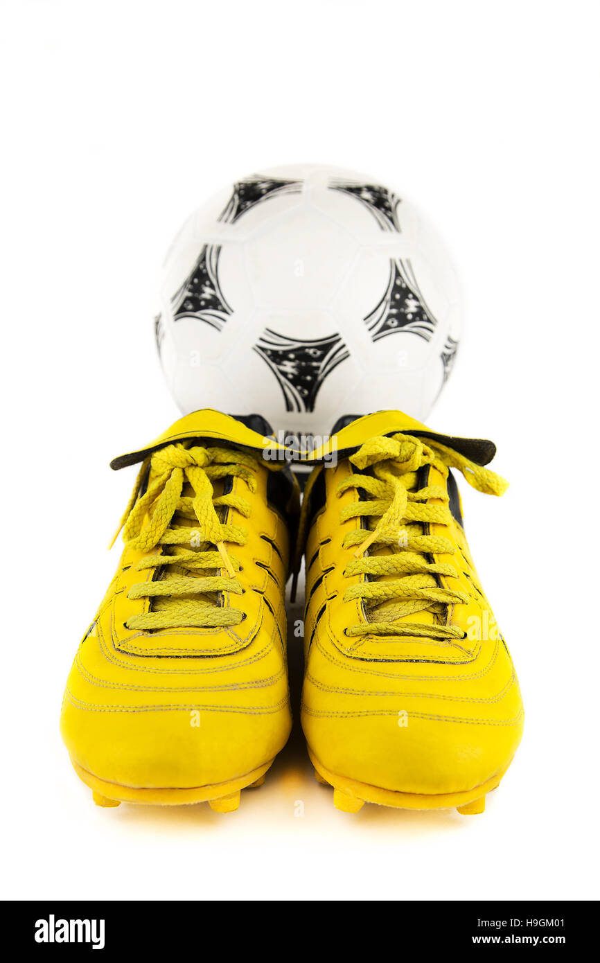 Over-white ritratto di un paio di scarpe da calcio Foto Stock
