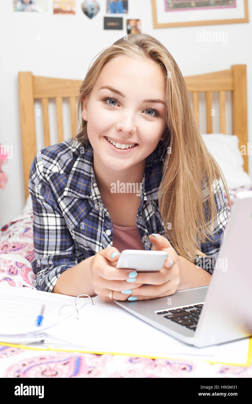 Ritratto di ragazza adolescente utilizzando il telefono cellulare mentre lo studio Foto Stock