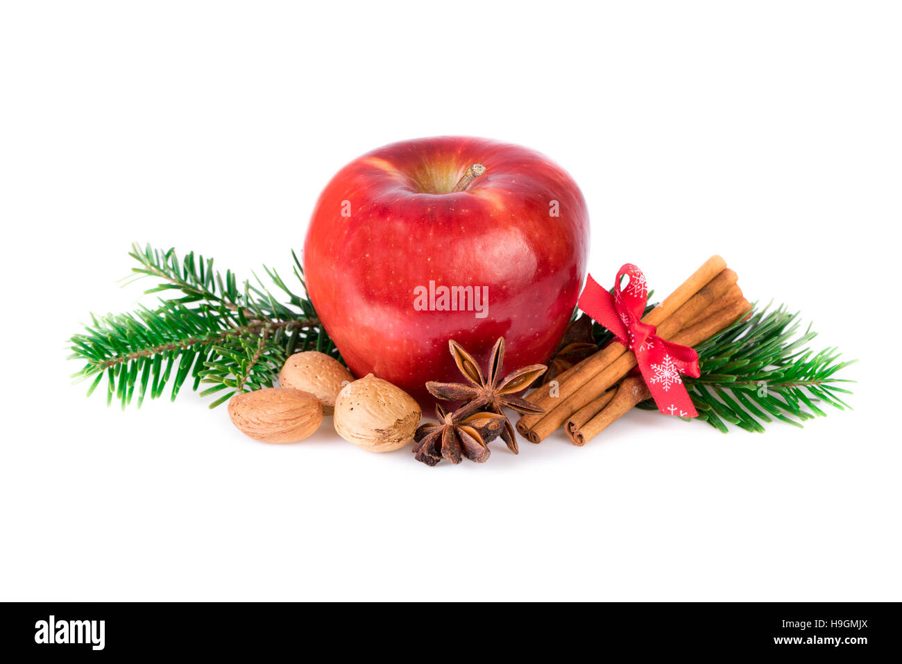 Mela Rossa con spezie di natale su bianco. Rustico Apple ancora in vita. Foto Stock