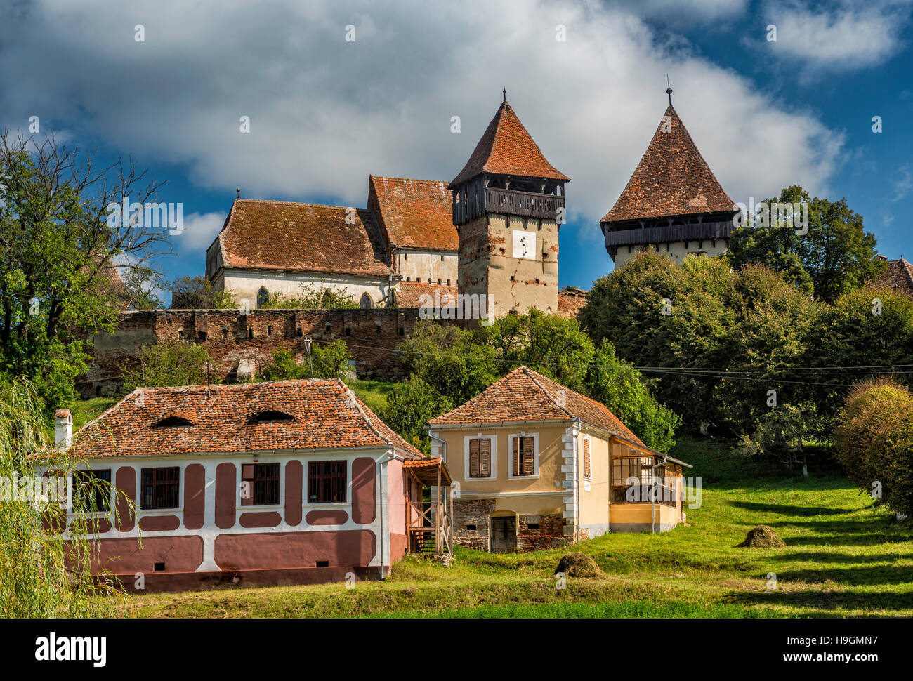 Fortificata sassone medievale chiesa nel villaggio di Alma Vii, vicino a Medias, Transilvania, Romania Foto Stock