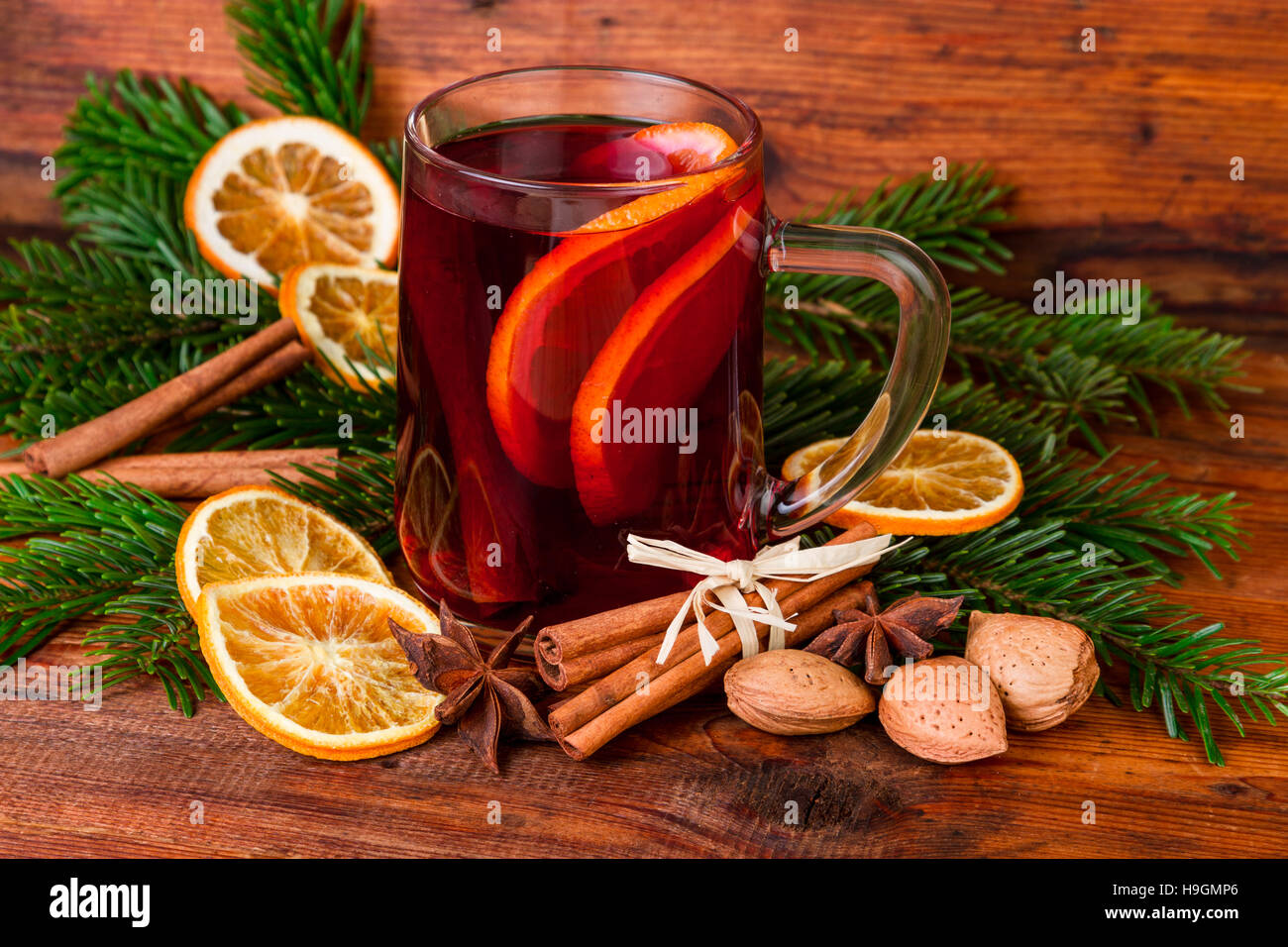 Natale vin brulé con spezie invernale sul legno scuro dello sfondo Foto Stock
