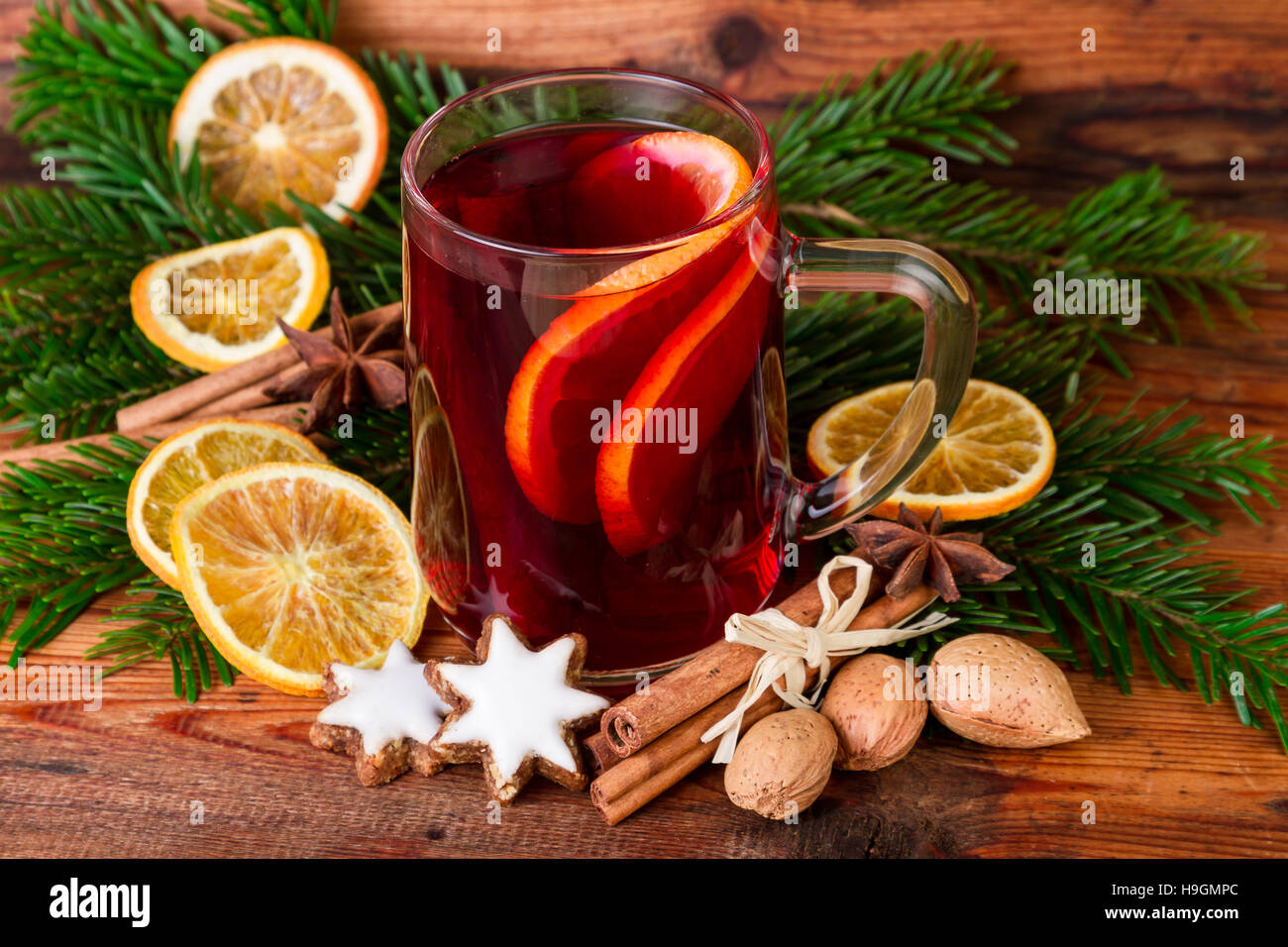 Vin brulé con decorazione di Natale su sfondo di legno Foto Stock