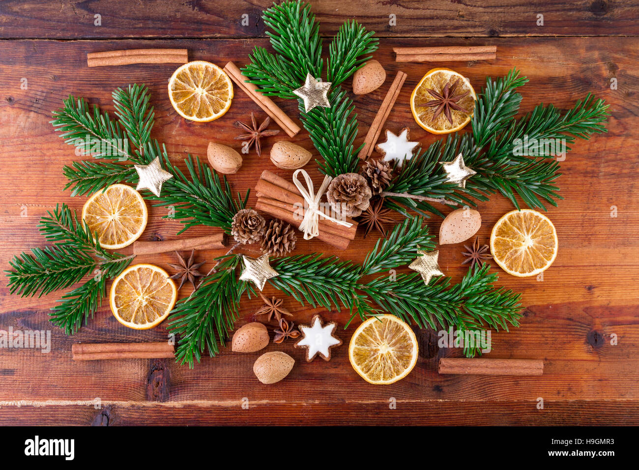 Natale spezie disposizione sul rustico sfondo di legno Foto Stock
