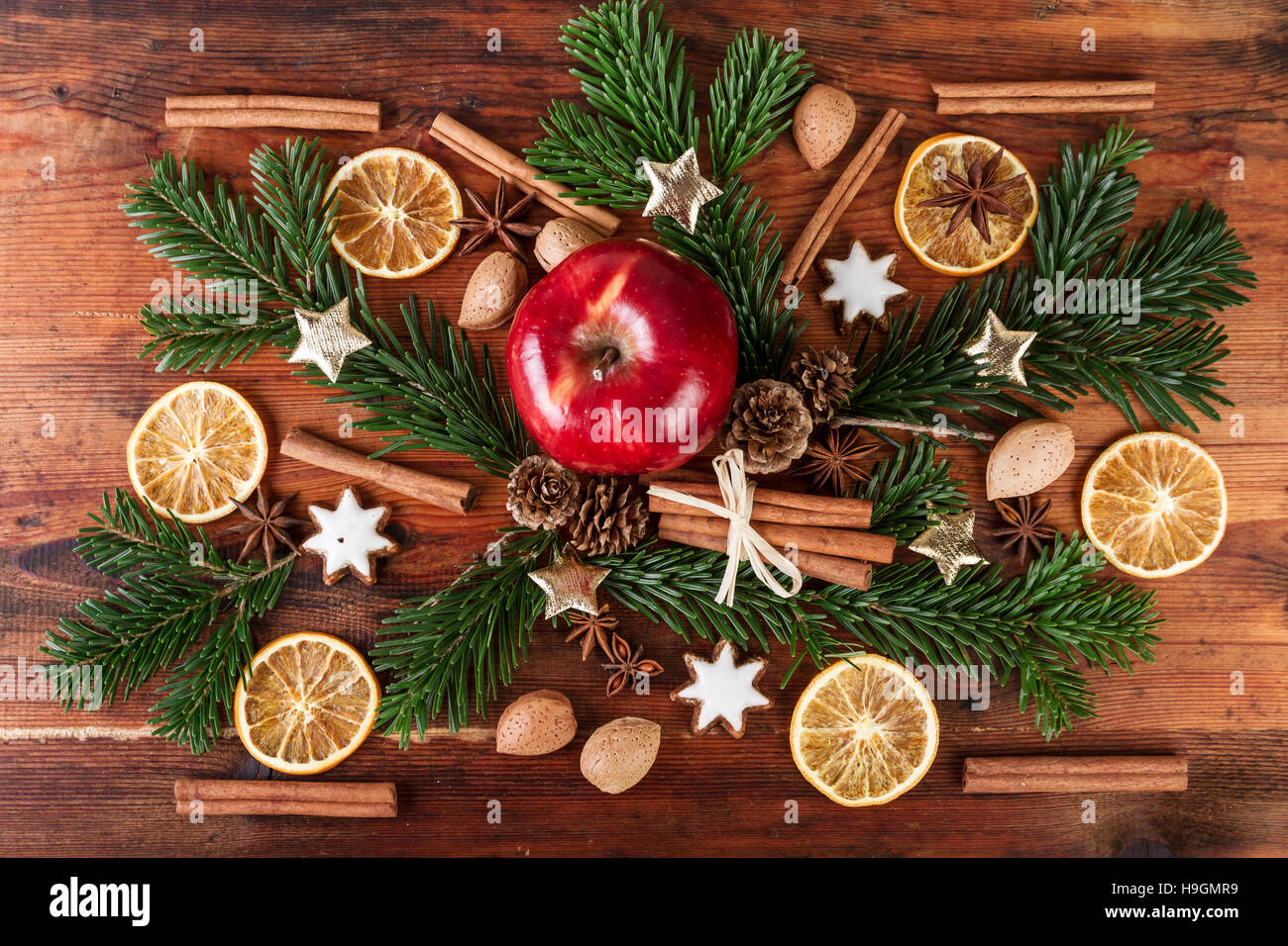 Il Natale di spezie e mela rossa disposizione sulla tavola in legno rustico. Vista dall'alto. Foto Stock