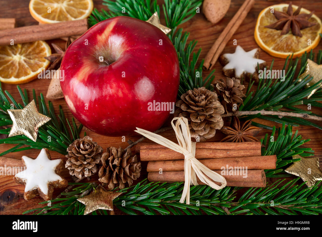 Natale mela rossa con spezie inverno closeup Foto Stock