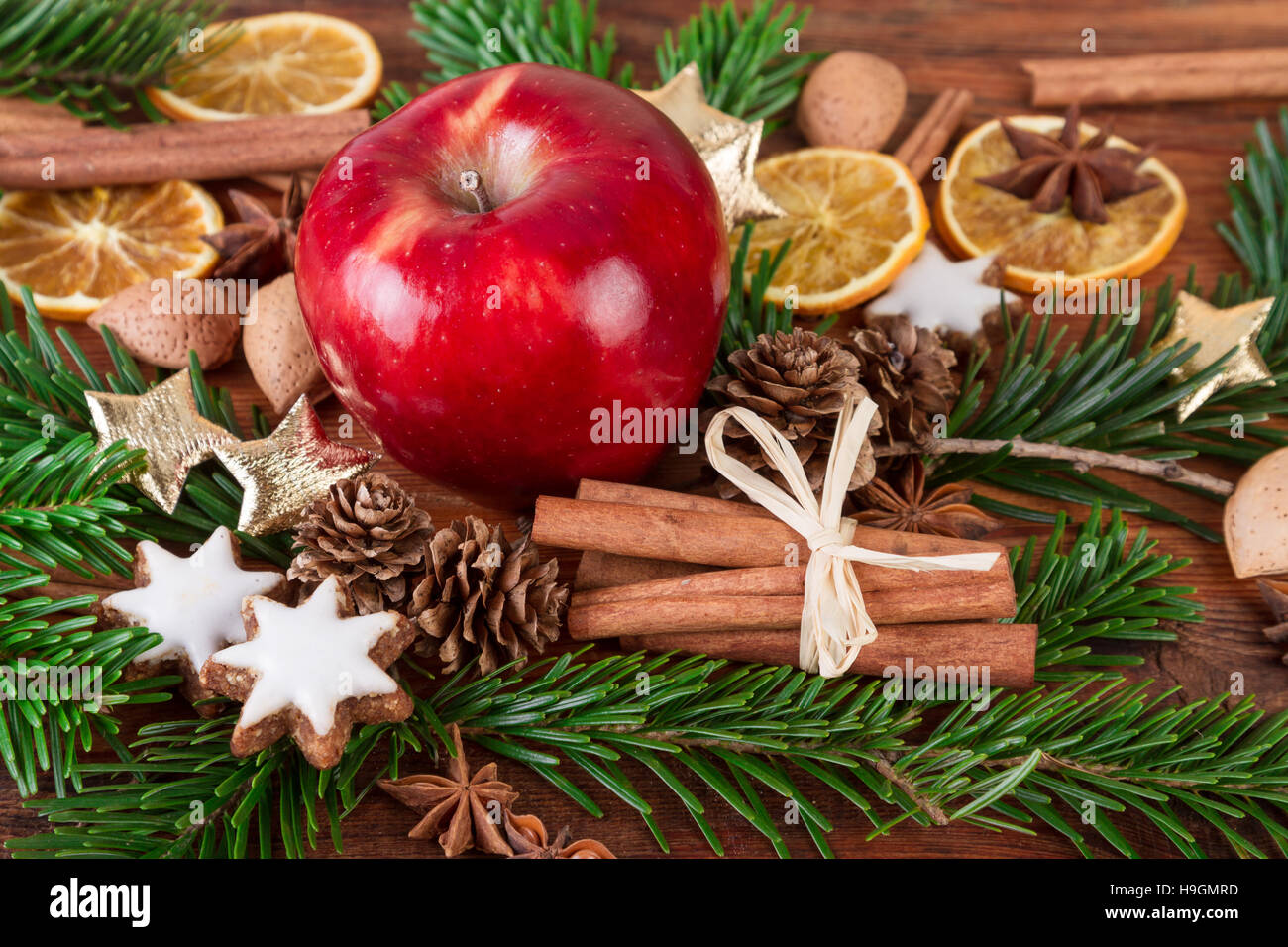 Mela Rossa con spezie di natale e fir ramo su sfondo di legno Foto Stock