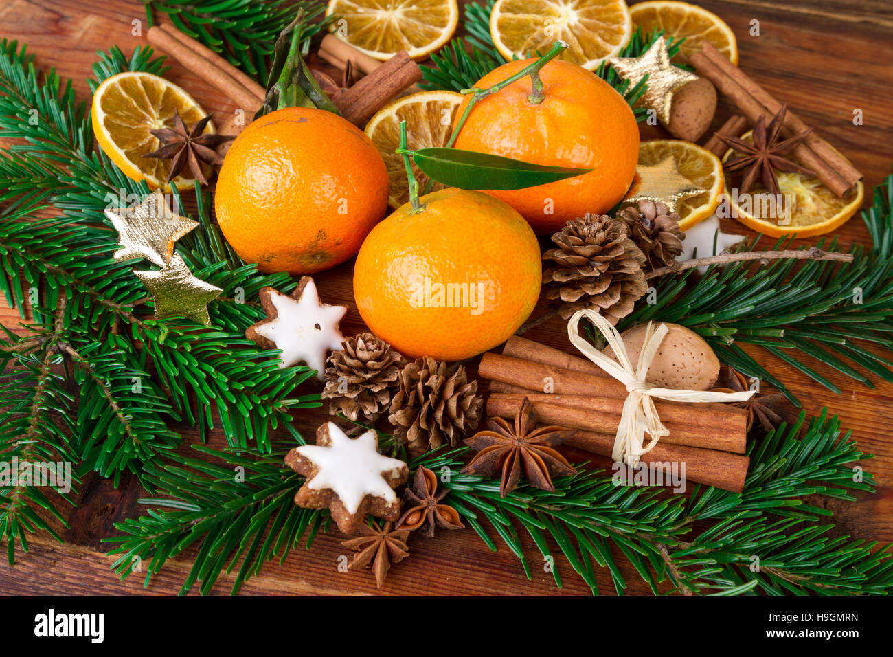 Clementine Mandarini frutti con spezie di natale ans ramo di abete Foto Stock