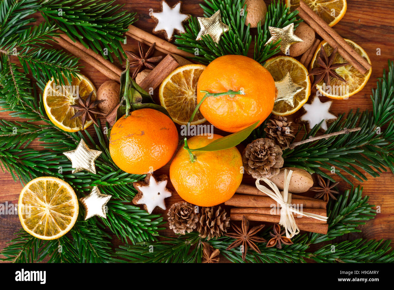 Composizione di Natale con i tangerini di frutta e spezie vista superiore Foto Stock