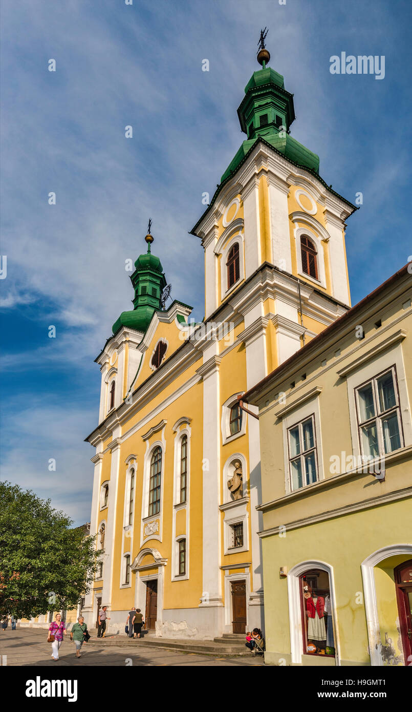 La Chiesa cattolica di San Giovanni Battista, Piata Trandafirilor, piazza centrale in Targu Mures, Székely Land, Transilvania, Romania Foto Stock