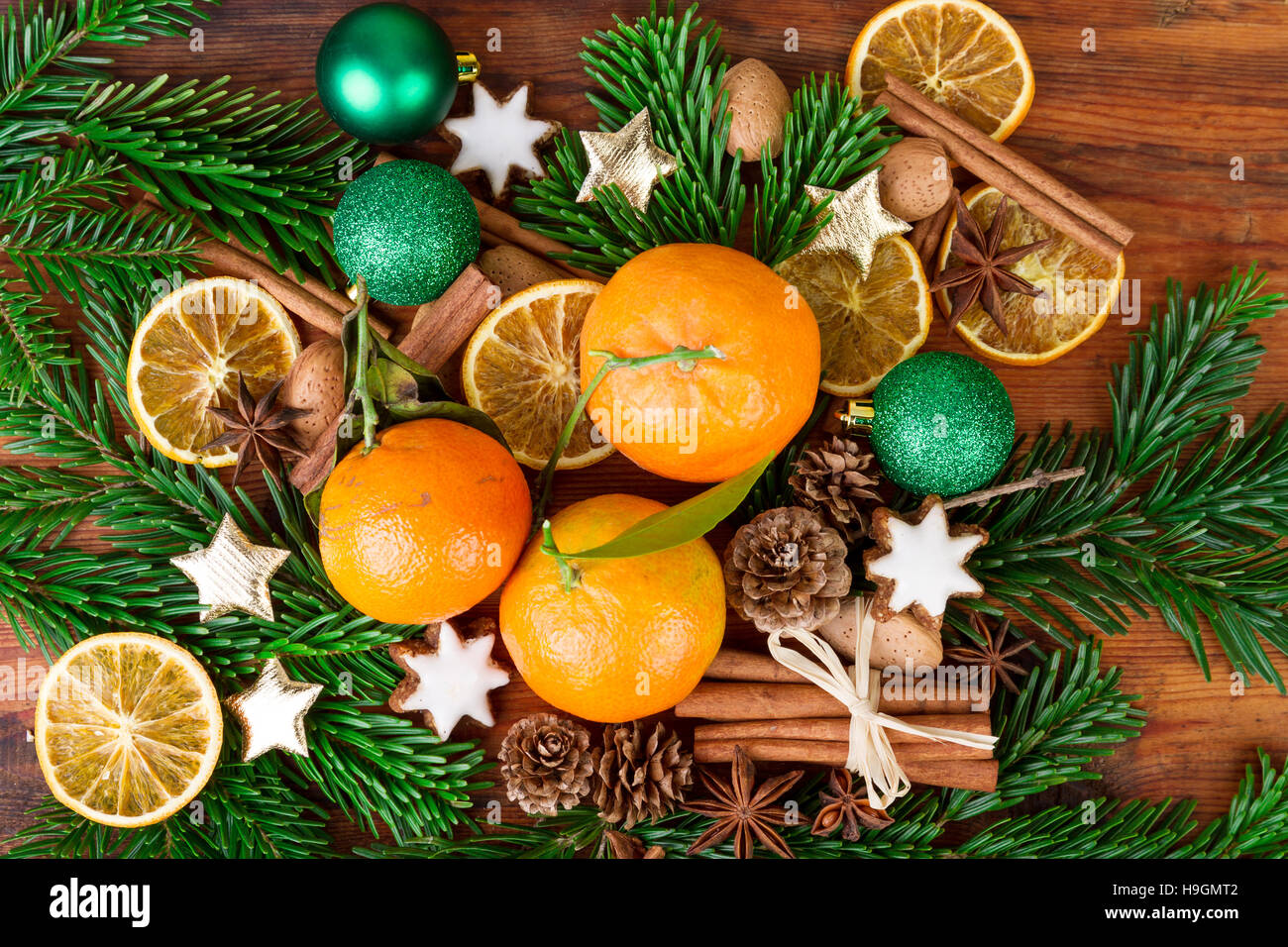 Tangerini frutti decorazione di Natale con ramo di abete e spezie Foto Stock