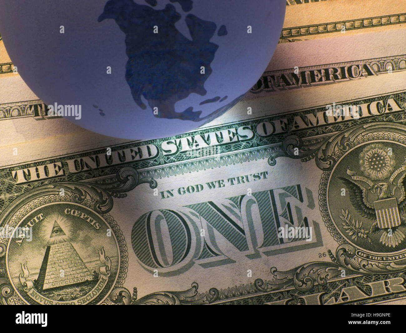 Globo con note di dollaro Foto Stock