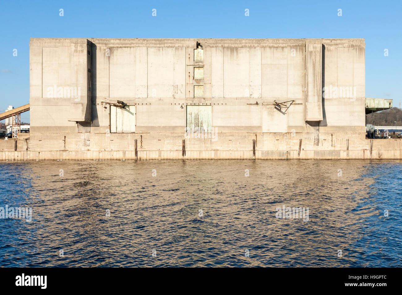 Trent Lane Depot, un vecchio in disuso porta entroterra magazzino edificio dal 1930 sul fiume Trent, Nottingham, Inghilterra, Regno Unito Foto Stock