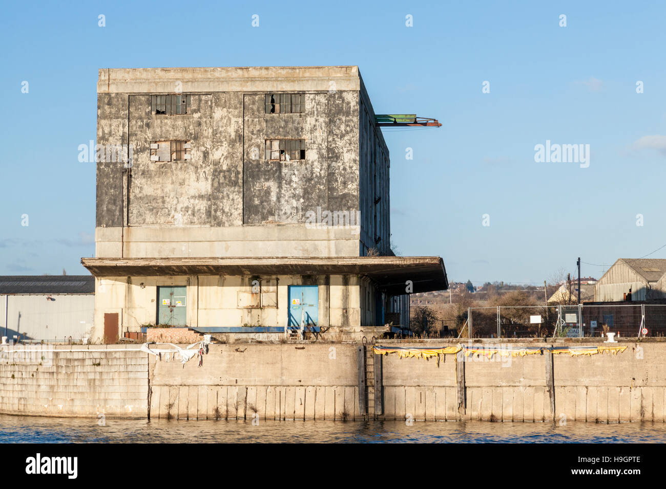 Vecchio edificio industriale. Un 1930s magazzino che è stato parte di Trento deposito di corsia navigazione porto sul fiume Trent, Nottingham, Inghilterra, Regno Unito Foto Stock
