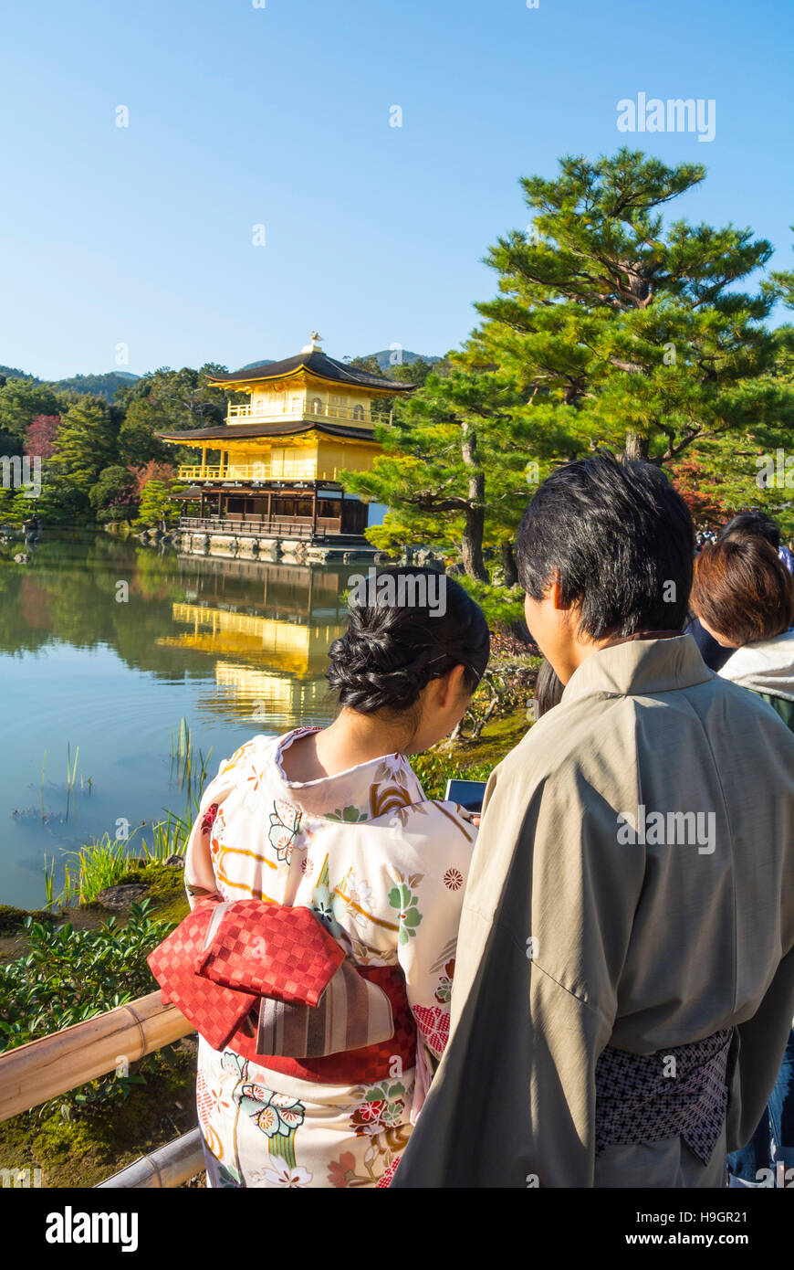 Coppia giapponese dal tempio del padiglione dorato, Kyoto, Giappone Foto Stock