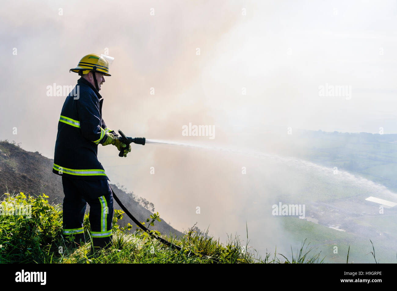 Carrickfergus, Irlanda del Nord. 02 giu 2008 - i vigili del fuoco di affrontare una grande gorse fire sul lato di una collina a Knockagh Foto Stock