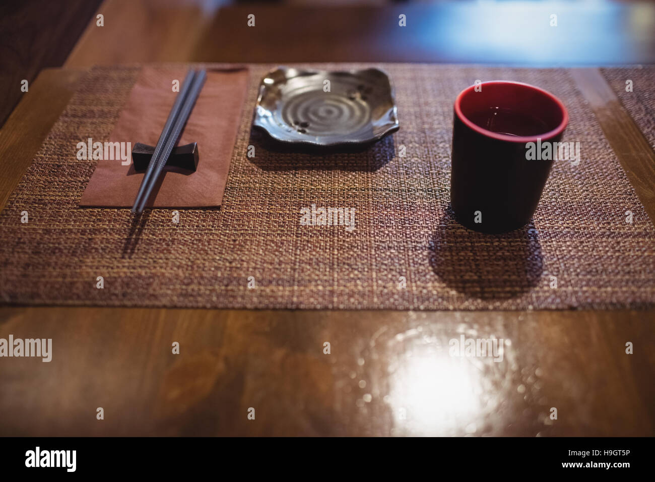 Tazza di sake drink sul tavolo da pranzo Foto Stock