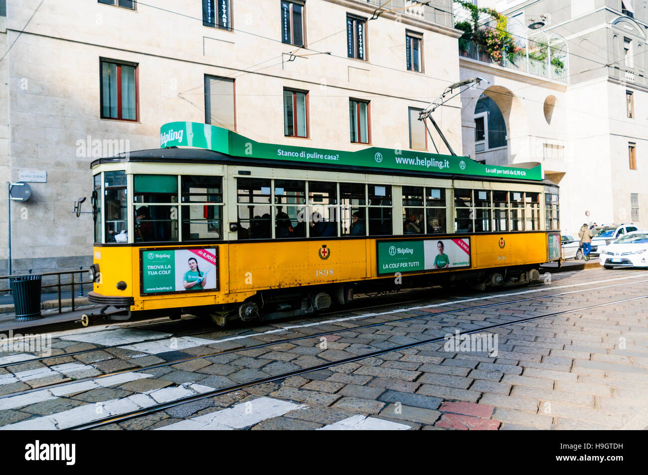Uno dei famosi giallo classe ATM 1500 (tipo 1928) tram (n. 1898) costruita intorno al 1930, su Milano rete tranviaria urbana Foto Stock