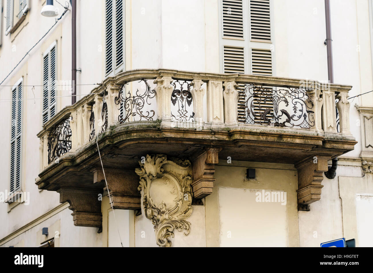 Balcone con inserti di ferro su un edificio di Milano, Italia. Foto Stock