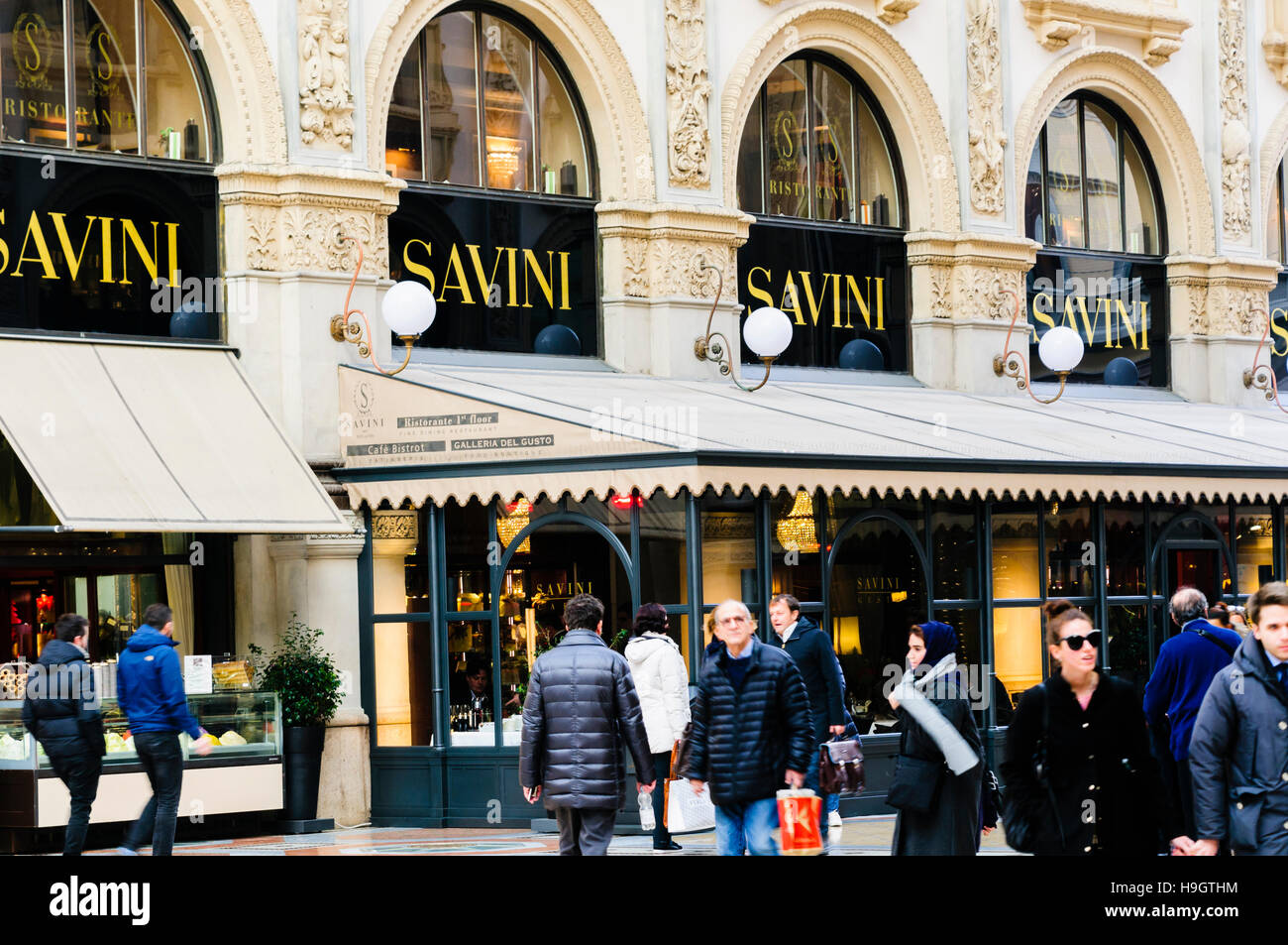 Savini shop in Galleria Vittorio Emanuele II, una galleria di negozi  specializzati in abbigliamento di marca, Milano, Italia Foto stock - Alamy